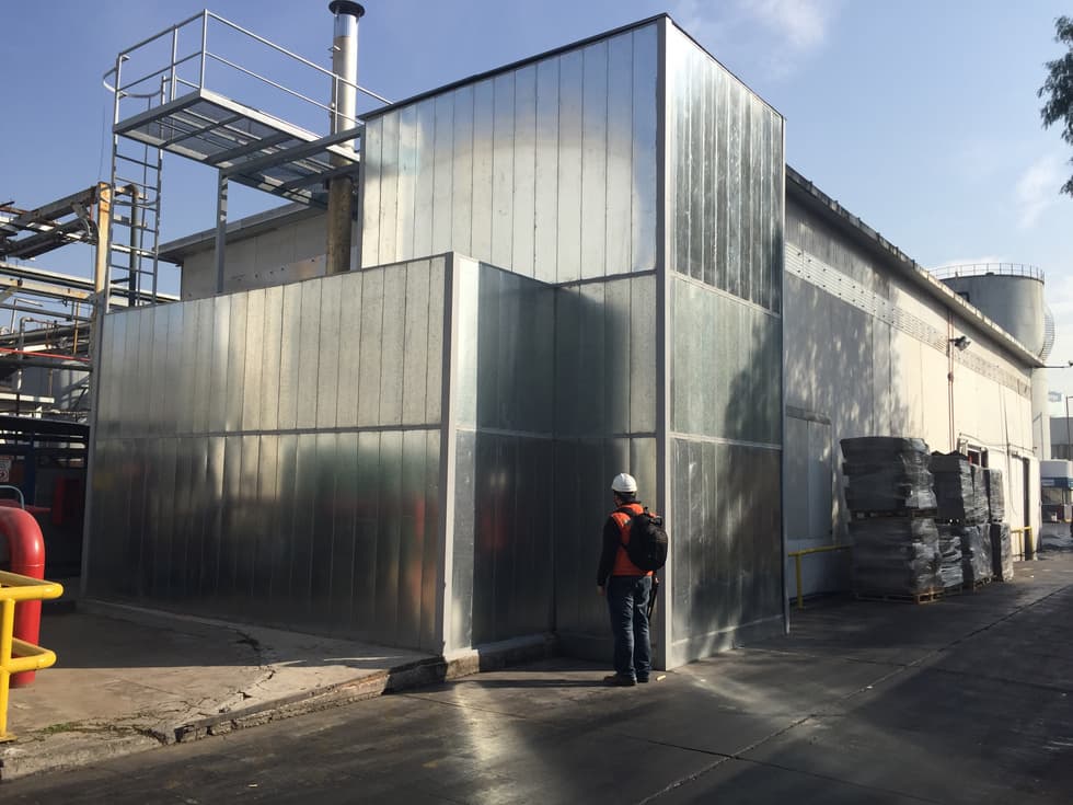 Encierro industrial construido con paneles acústicos NAislanPANEL
